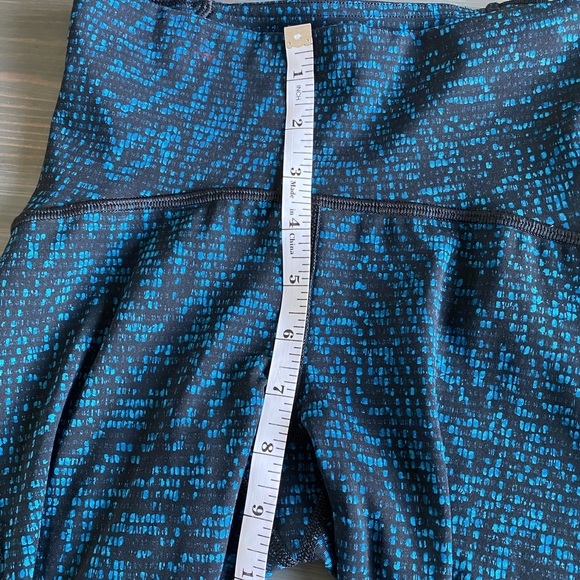 Lululemon Train Times Crop (17") Size 2 - Picture 13 of 14